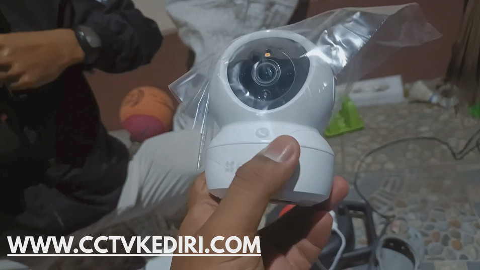 <p>Keamanan menjadi kebutuhan utama di era modern. Meningkatnya aktivitas Masyarakat, mobilitas tinggi, serta risiko kejahatan membuat banyak orang mulai menyadari pentingnya sistem pengawasan yang efektif. Salah satu solusi terbukti mampu meningkatkan keamanan adalah penggunaan CCTV (Closed Circuit Television).</p>